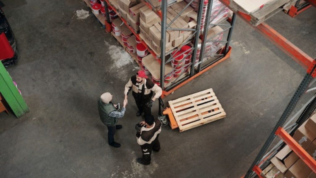 Trabajadores en almacén.