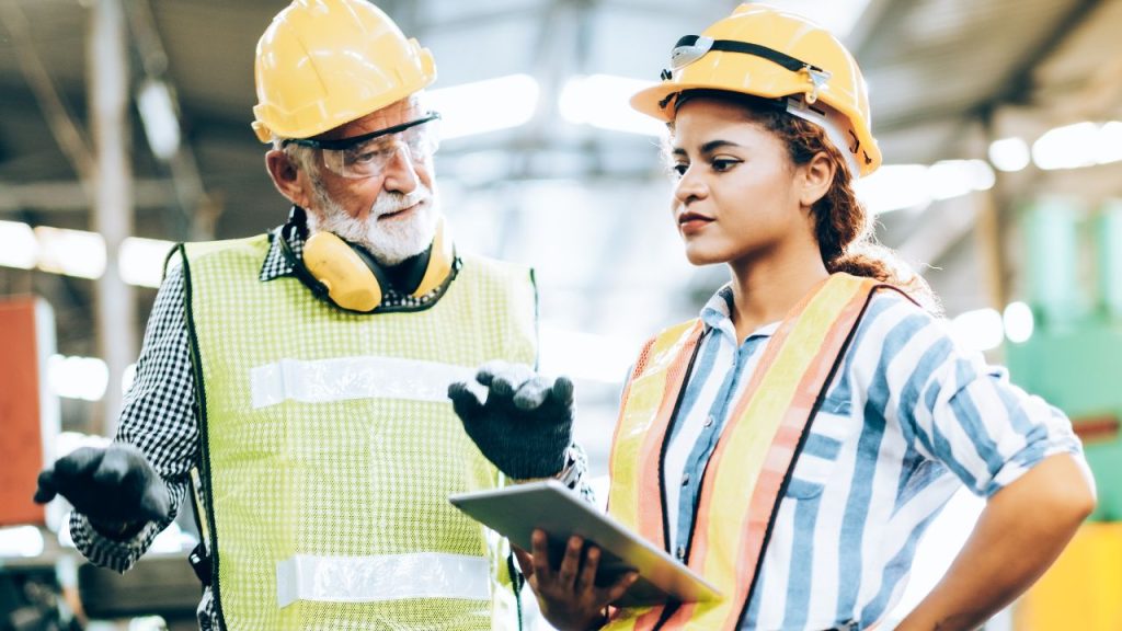 Trabajadores en fábrica. Portada de ¿Qué tipos de válvulas industriales ofrece Kohen?